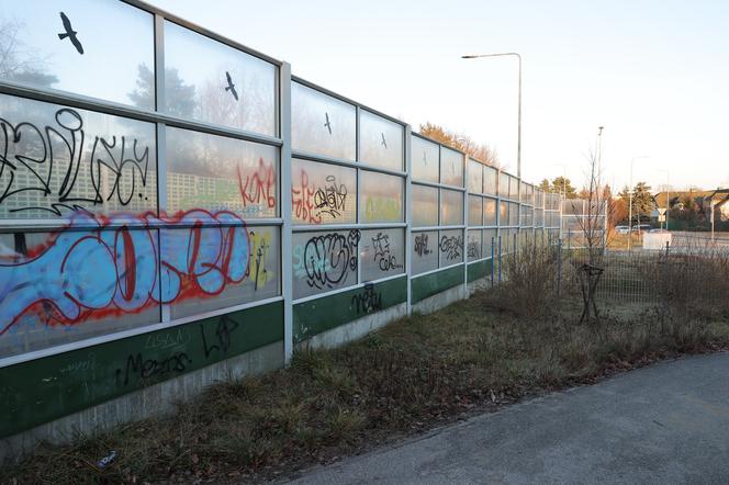 Nikt nie chce zmyć graffiti z wiaduktu. Urzędniczy ping pong na Choszczówce