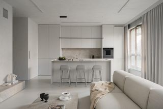 Prywatne mieszkanie architektki jest także showroomem. Minimalistyczne wnętrze zdominował mikrocement
