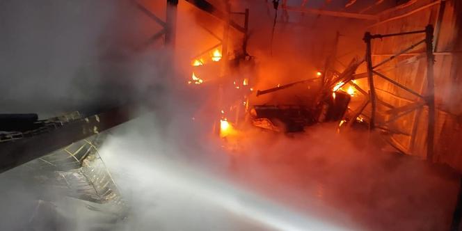 Bydgoszcz: Pożar w zakładzie pianek na terenie byłego Zachemu! Na miejscu 12 zastępów straży pożarnej [ZDJĘCIA]