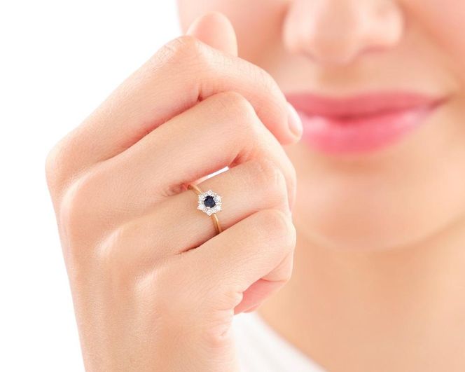 Pierścionek zaręczynowy z kolorowym kamieniem – oryginalna alternatywa dla diamentu