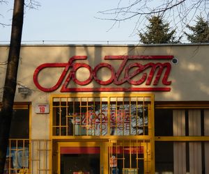 Społem.To nazwa znana w całej Polsce. Wymyślił ja znany pisarz z woj. świętokrzyskiego 
