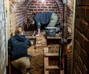 Odkryto trumny z krypt w Kazimierzu Biskupim