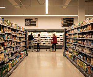 Sklepy otwarte 1 listopada 2025. Gdzie zrobimy zakupy w to święto?