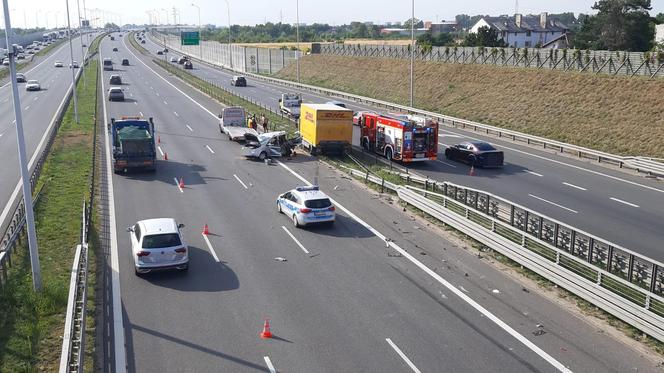 Horror na S2. Ciężarówka zmiażdżyła auto, dwie osoby zakleszczone w środku