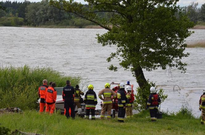 Tragedia na jeziorze Łabędź. Wiatr przewrócił łódkę, wędkarz wpadł do wody