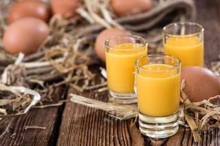 Przepis na poncz jajeczny - rozgrzewający napój z żółtkami