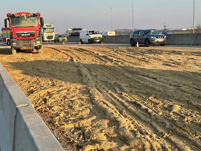 Potężny chaos na autostradzie A2. Na jezdnię i auta wysypały się tony piachu. Korek ma ponad 10 km