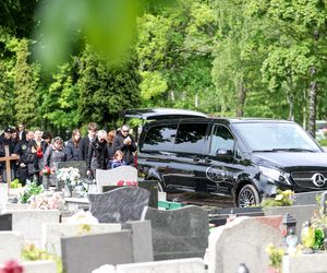 Tłumy na pogrzebie legendy polskiego rapu. Pożegnaliśmy Jokę z Kalibra 44