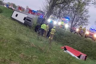 W autokarze jechało ok. 15 osób, pięciu pasażerów odniosło obrażenia w  wypadku