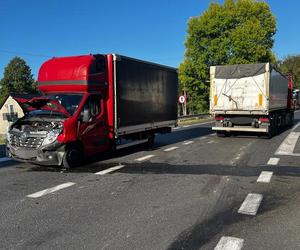 Śmiertelny wypadek pod Wieluniem! 62-latek ofiarą zderzenia trzech pojazdów [ZDJĘCIA].