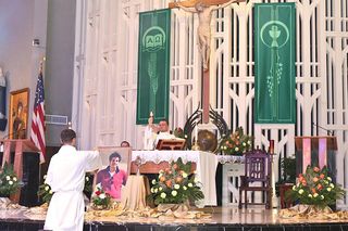 Polonia modliła się przy relikwiach pierwszego świętego millenialsa