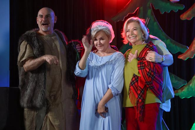 Na Wspólnej odc. 3366. Maria Zięba (Bożena Dykiel), Honorata (Aleksandra Konieczna), Roman (Waldemar Obłoza)
