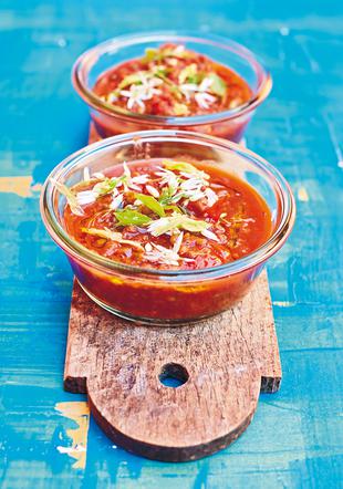 Ostra zupa pomidorowa z soczewicą i kolendrą