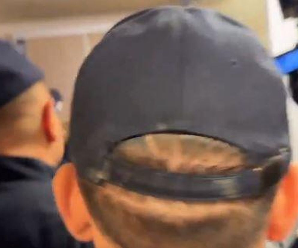 Awantura na Woronicza. Policja wyprowadza mężczyznę z siedziby TVP. Co tam się dzieje?
