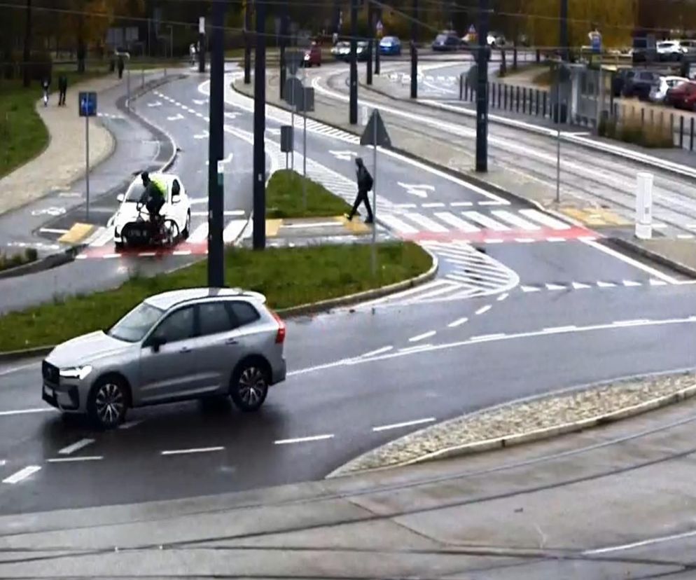 Rowerzysta wylądował na masce i dostał mandat. Ekspert podważa decyzję policjantów