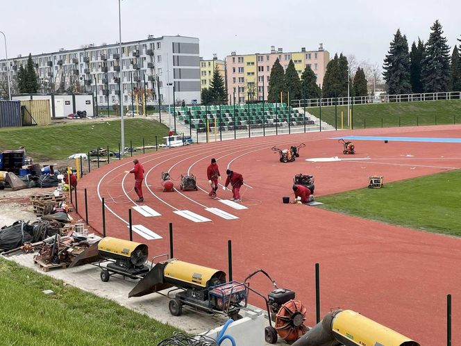 Ostatnie dni remontu stadionu w Starachowicach. Na bieżni pojwiły się tory