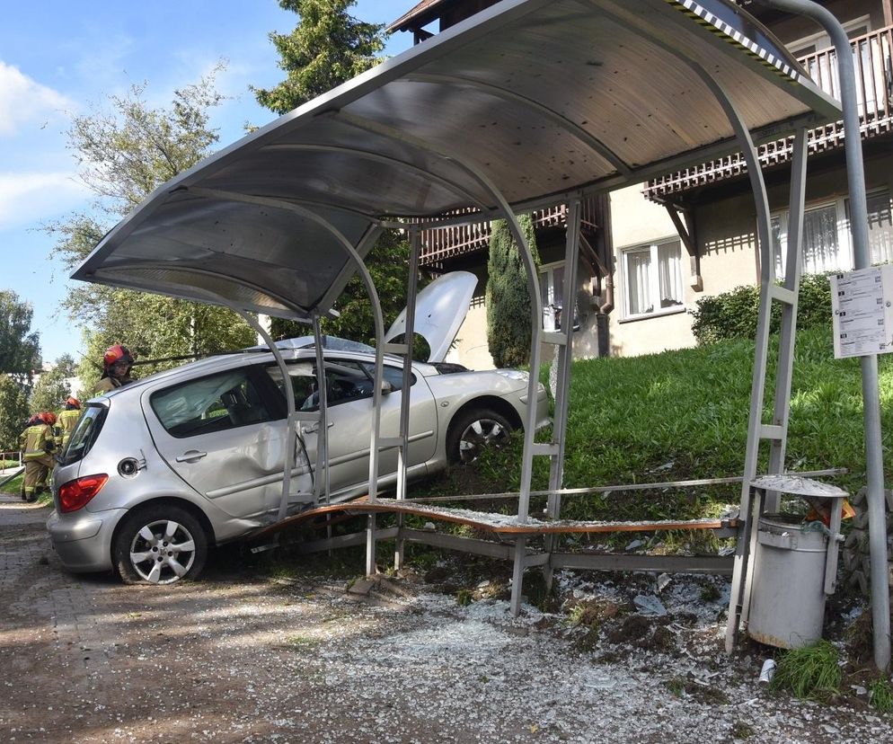 Niebezpieczne zdarzenie w Gostyniu. Samochód staranował latarnię i przystanek autobusowy