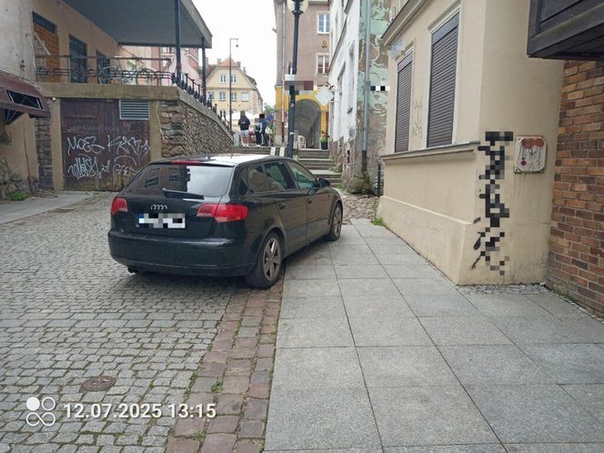 „Mistrzowie parkowania” rozjeżdżają historyczną część Olsztyna. Posypały się mandaty