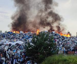 Ogromny pożar składowiska tekstyliów w Kamieńcu