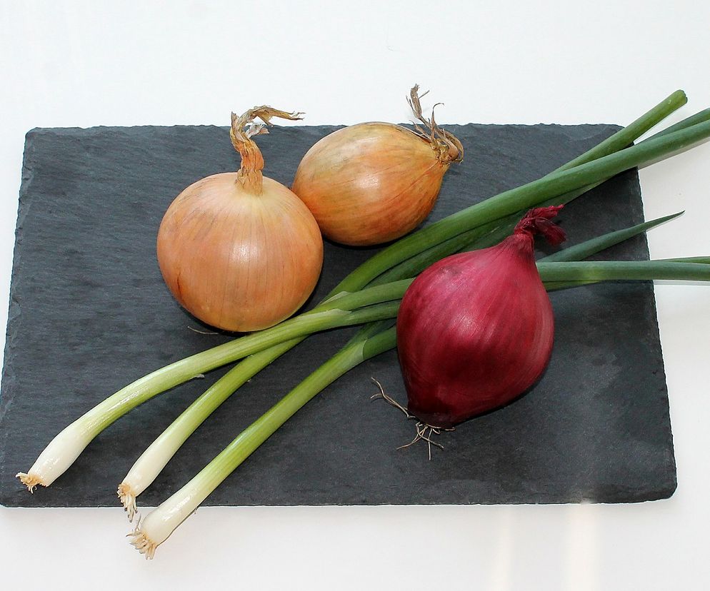 odmiany-cebuli-czym-sie-roznia-cebula-czosnkowa-cukrowa-czerwona-i.jpg