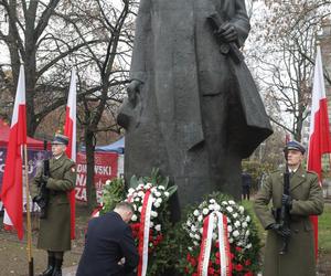 Andrzej Duda złożył wieńce przed pomnikami Ojców Niepodległości