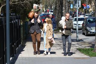Donald Tusk z córką i wnukami idą do kościoła z koszyczkiem