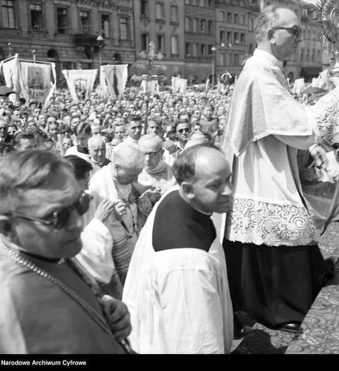 Uroczystość Bożego Ciała w Warszawie celebrowana przez Prymasa Polski kardynała Stefana Wyszyńskiego - 1957 rok