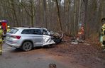 Skoda z dwiema osobami w środku uderzyła w drzewo. 4-letnie dziecko trafiło do szpitala