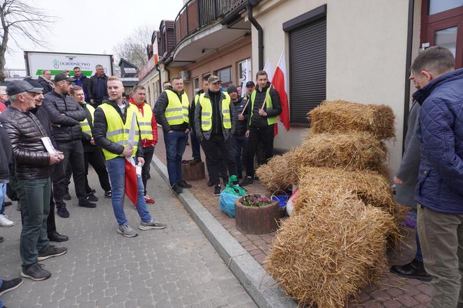 Protest rolników w Białymstoku. Siano i obornik przed biurem marszałka Hołowni