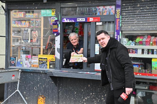 Odgrodzili go od świata. Kiosk jak wyspa na budowie