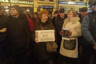 Manifestacja w obronie sądownictwa na Rynku Staromiejskim w Toruniu