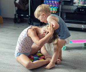 Dlaczego małe dziecko bije innych? Psycholog wyjaśnia 