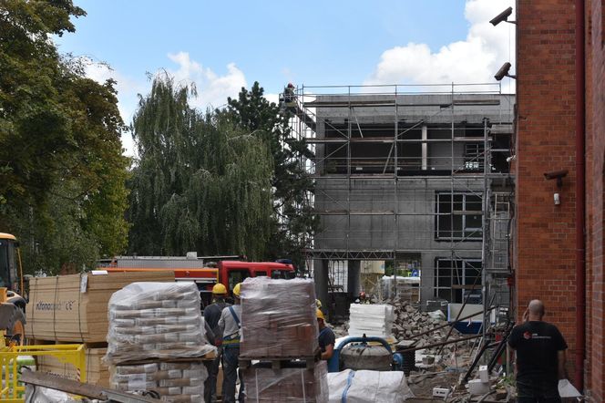 Pożar dachu budowanego budynku straży pożarnej. Zdjęcia z miejsca zdarzenia
