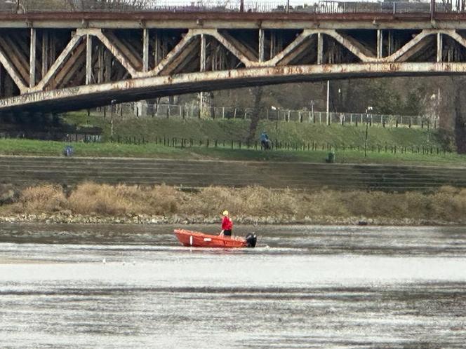 Tragedia na moście Poniatowskiego. Mężczyzna wpadł do Wisły. Trwa akcja ratunkowa