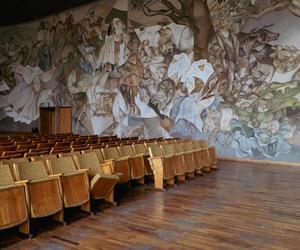 Stara sala kinowa jak w formalinie; na ścianie potężny fresk. Oto dawne kino w Wilnie