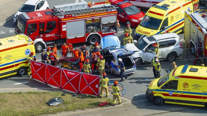 Wypadek radiowozu w Warszawie. Cztery osoby ranne, w tym policjanci