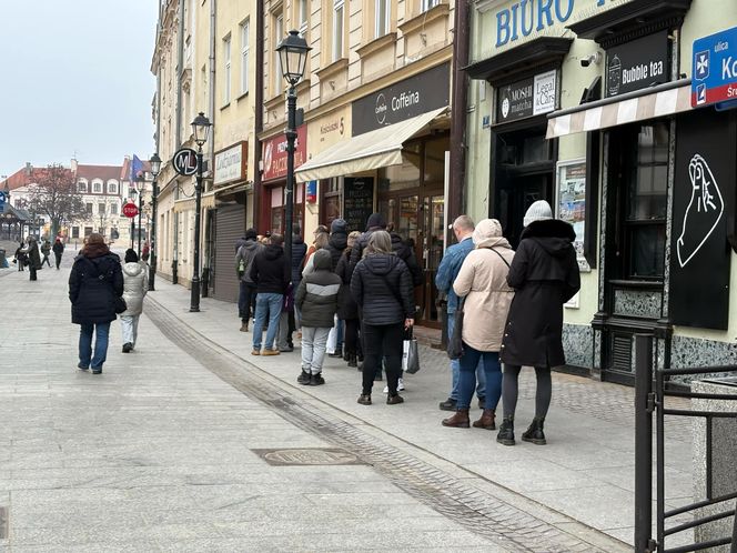 Rzeszowianie tłumnie ruszyli po pączki w Tłusty Czwartek 