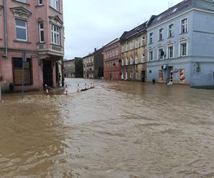 Zagrożenie powodziowe. Głuchołazy. Woda przelała się przez wały. Zalewa miasto