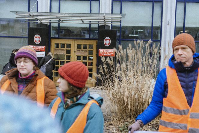 Kilkudziesięciu aktywistów stanie przed sądem. Ostatnie Pokolenie szykuje się na procesy za blokady warszawskich ulic