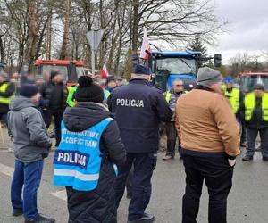 Rolnicy z woj. lubelskiego blokują drogi w regionie. Na protestującymi czuwa policja 