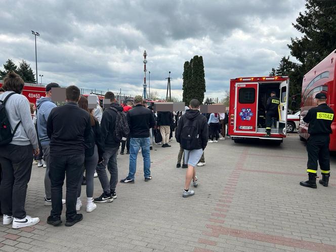 Pilna ewakuacja 300 osób ze szkoły. Uczniowie i nauczyciele wymiotują. Kilkadziesiąt osób poszkodowanych