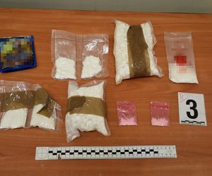 Pościg jak z filmu w Warszawie! W BMW środki odurzające i broń! Zobacz, co grozi zatrzymanej parze! 