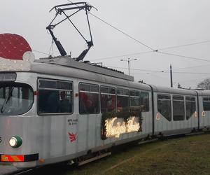 Mikołajkowy pojazd na łódzkich drogach. Zobacz, jak wyglądał świąteczny tramwaj