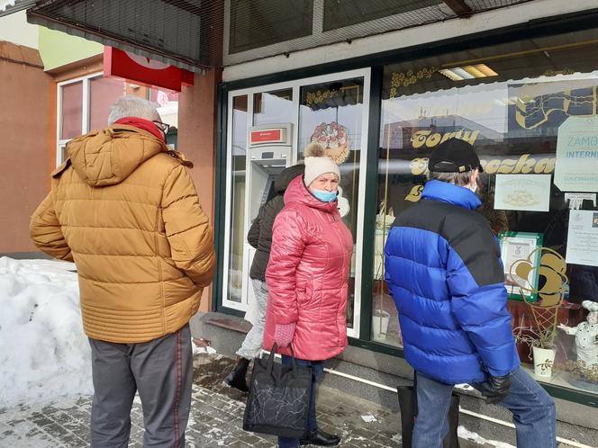 Tłusty czwartek 2021. Łodzianie stoją w długich kolejkach po pączki