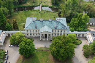 Ten pałac i otaczający go ogród to wymarzony cel na weekendowy wypad. Znajduje się nieopodal Łodzi