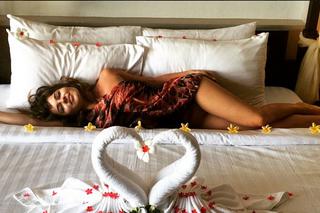 Herbuś chwali się dekoracją łóżka