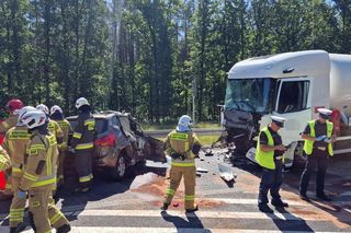 Bełchatów. Śmiertelny wypadek na DK 74. 20-latek wjechał pod cysternę [ZDJĘCIA]. 
