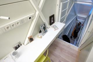 Oto najwęższy dom na świecie! Wciśnięto go w samym centrum Warszawy