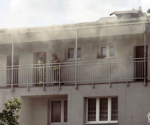 Pożar i wybuchy w mieszkaniu bloku w Tychach