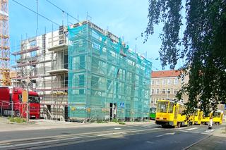 Słup wrósł w nowy budynek. Niecodzienna sytuacja w Szczecinie